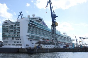 Kreuzfahrtschiff Azur im Dock bei Blohm & Voss