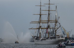 GorchFock bei der Einlaufparade zum 826. Hafengeburtstag