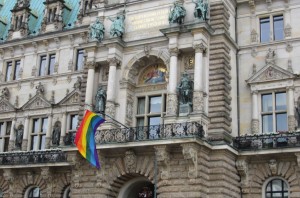 Für den Christopher Street Day wurde eine Regenbogenflagge am Rathaus montiert