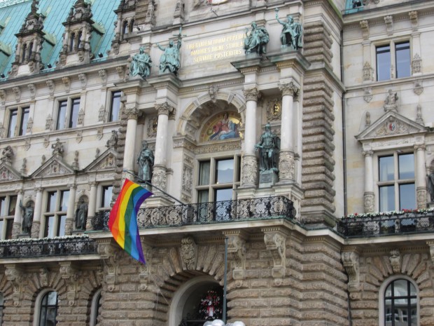 Für den Christopher Street Day wurde eine Regenbogenflagge am Rathaus montiert