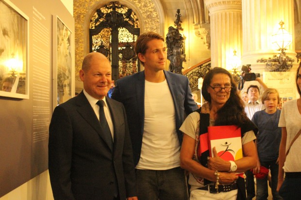 Olaf Scholz, Rene Adler und Angelika Kohlmeyer bei der Ausstellung VorBilder