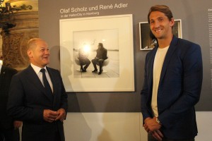 Olaf Scholz und Rene Adler vor ihrem Foto