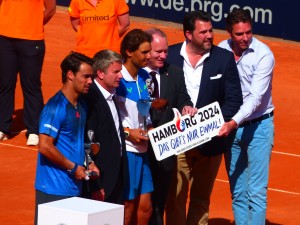 Personen von rechts - Turnierdirektor Michael Stich, Detlev Hammer (Hamburg sports & entertainment GmbH), Michael Neumann (Senator für Inneres und Sport in Hamburg), Rafael Nadal, Claus Retschitzegger (bet-at-home), Fabio Fognini