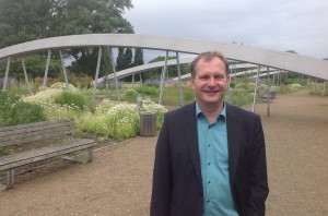 Umweltsenator Jens Kerstan auf dem Gründach des CCH