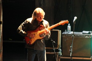 Sonny Landreth mit individueller Technik an der Slide-Gitarre