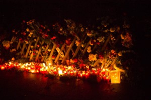 Blumen und Kerzen vor dem Haus von Helmut Schmidt