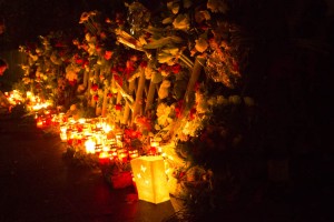 Blumen und Kerzen vor dem Haus von Helmut Schmidt