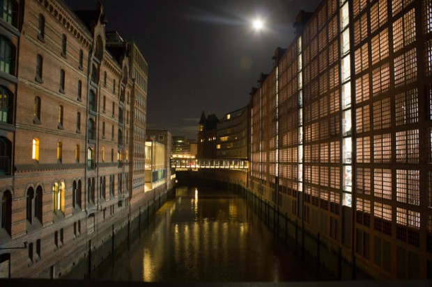 Vollmond über der Speicherstadt