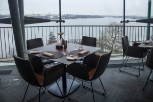 Der Panoramablick auf die Außenalster im Restaurant Heritage