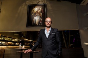 Künstler Sacha Goldberger beim Grand-Opening des HERITAGE-Restaurant am 13.01.16 vor dem Bild Super-Flemish