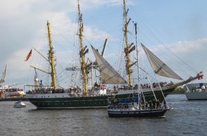 Großsegler in der Auslaufparade beim Hafengeburtstag