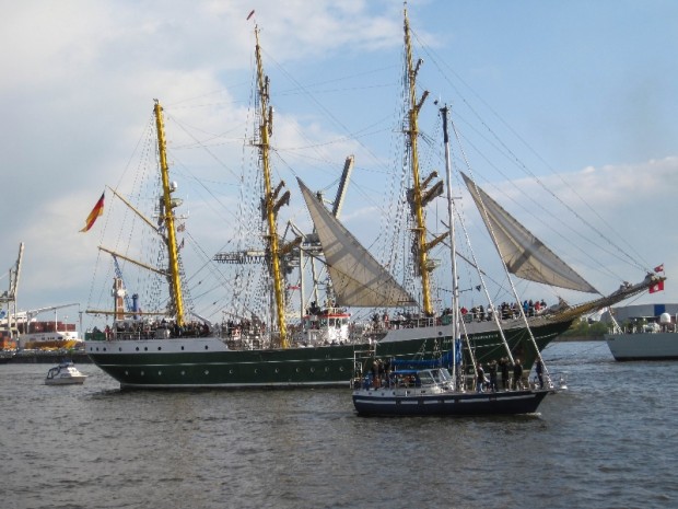 Großsegler in der Auslaufparade beim Hafengeburtstag