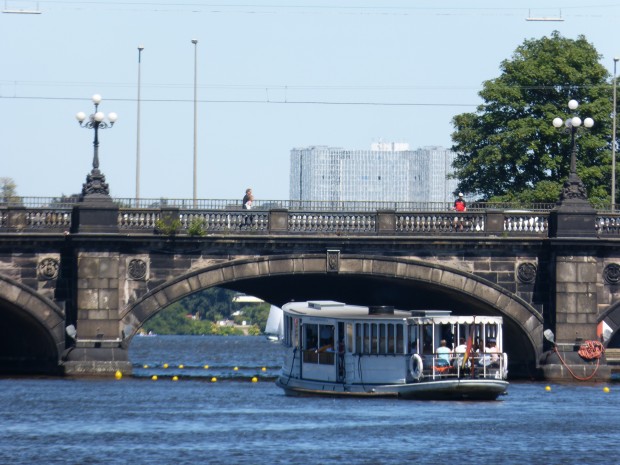 Der historische Alsterdampfer St. Georg vor der Lombardsbrücke