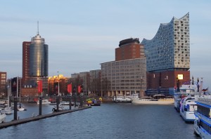 Blick auf die Hafencity mit Elbphilharmonie
