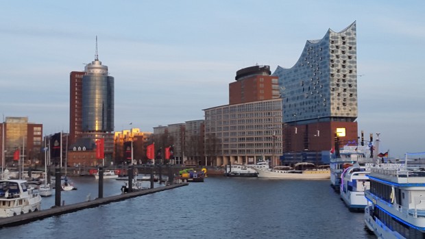 Blick auf die Hafencity mit Elbphilharmonie