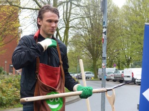 Albin Ekdal ist ausgerüstet mit Schaufel und grün-weißen Handschuhen.