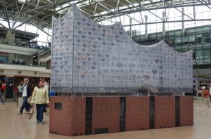 Nachbau der Elbphilharmonie am Flughafen Hamburg