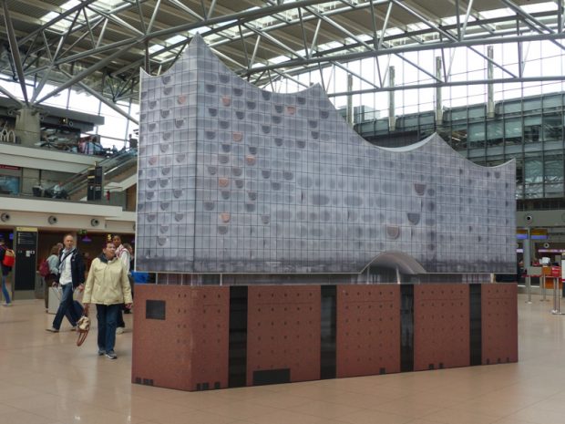 Nachbau der Elbphilharmonie am Flughafen Hamburg