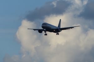 Flugzeug im Landeanflug auf den Flughafen Hamburg