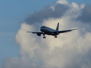 Flugzeug im Landeanflug auf den Flughafen Hamburg