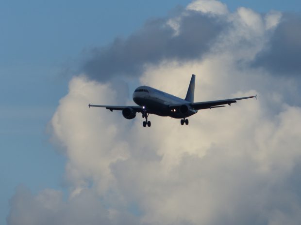 Flugzeug im Landeanflug auf den Flughafen Hamburg