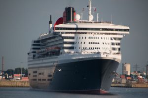 Queen Mary 2 verlässt den Hamburger Hafen mit neuem Anstrich