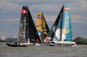 man Air und Alinghi lirefern sich bei den Extreme Sailing Series in der HafenCity ein Kopf-an-Kopf-Rennen.