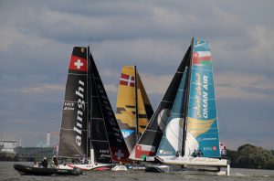 Oman Air und Alinghi lirefern sich bei den Extreme Sailing Series in der HafenCity ein Kopf-an-Kopf-Rennen.