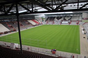 Das Stadion des FC St. Pauli mit neuem rasen