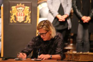 Laura Ludwig trägt sich ins Goldene Buch der Stadt ein