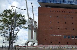 Dir historischen Ladekräne an der Elbphilharmonie