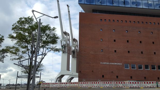 Dir historischen Ladekräne an der Elbphilharmonie