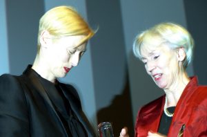 Barbara Kisseler und Tilda Swinton bei der Verleihung des Douglas Sirk Preises beim Filmfest 2013