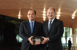 Übergabe der Elbphilharmonie durch Marcelino Fernández Verdes an Bürgermeister Olaf Scholz