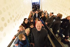 Bürgermeister Olaf Scholz auf der 80 Meter langen Rolltreppe zur Plaza