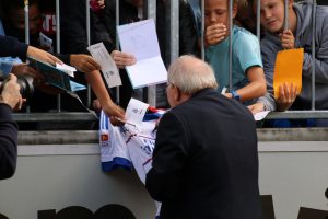 Autogramme von Uwe Seeler sind auch bei den ganz jungen Fans noch beliebt