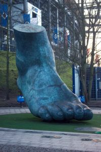 Uwe Seelers Fuß in Bronze gegossen vor dem Volksparkstadion