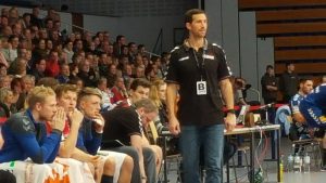 Toto Jansen auf der Trainerbank  des HSV Hamburg