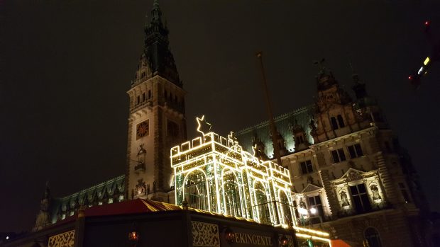 Weihnachtsmarkt am Hamburger Rathaus