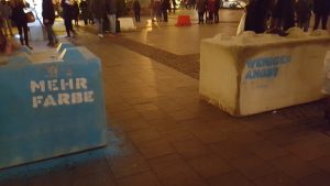 Absperrvorrichtungen am Weihnachtsmarkt am Rathaus in Hamburg