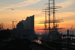 Die Elbphilharmonie bei Sonnenaufgang von den Landungsbrücken aus gesehen