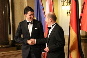 Olaf Scholz begrüßt Justin Trudeau an der Senatstreppe