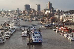 Der Ausblick von der Elbphilharmonie Plaza auf den Hafen