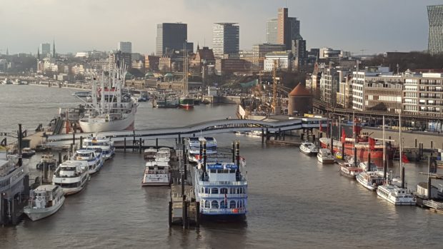 Der Ausblick von der Elbphilharmonie Plaza auf den Hafen