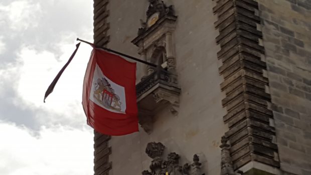 Trauerbeflaggung am Rathaus für Hamburgs Partnerstadt St. Petersburg