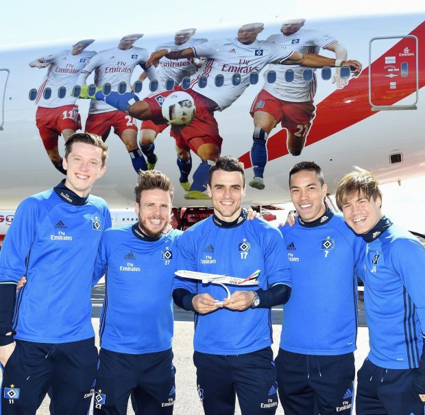 Michael Gregoritsch, Nicolai Müller, Filip Kostic, Bobby Wood und Gotoku Sakai (v.l.) vor der Boeing 777 im neuen HSV-Design.