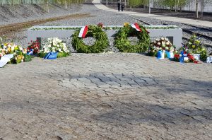 Kränze an der Gedenkstätte Hannoverscher Bahnhof