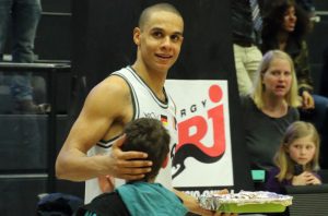 Anthony Canty mit Kuchen von Freundin Nina