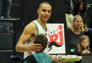 Anthony Canty mit Kuchen von Freundin Nina