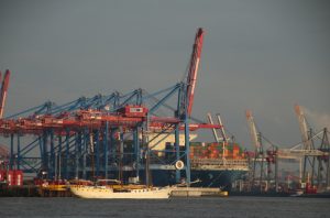 Containerriese MOL Triumph am Burchardkai